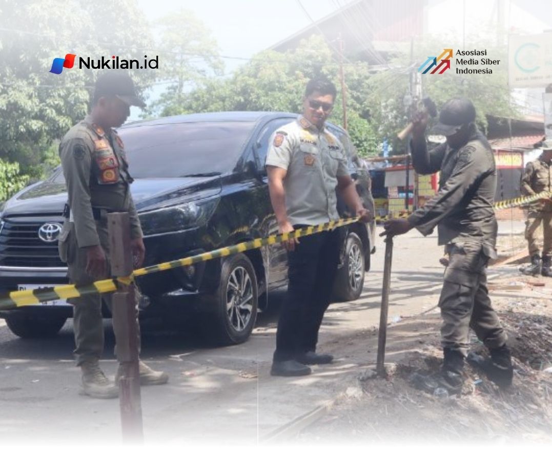 Kasatpol PP dan WH Aceh Besar Muhajir SSTP MPA, memantau proses penertiban PKL di kawasan Gampong Tanjong Selamat, Kecamatan Darussalam, Kabupaten Aceh Besar, Kamis (30/7/2026). (FOTO: MC ACEH BESAR)