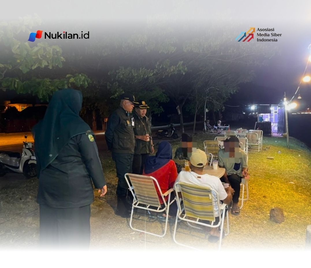 Tim gabungan Satpol PP dan WH Aceh Besar bersama Satpol PP dan WH Aceh, berdialog dengan pedagang di kawasan perbatasan Banda Aceh dan Aceh Besar, Minggu (2/8/2026) dini hari. (FOTO: MC ACEH BESAR)