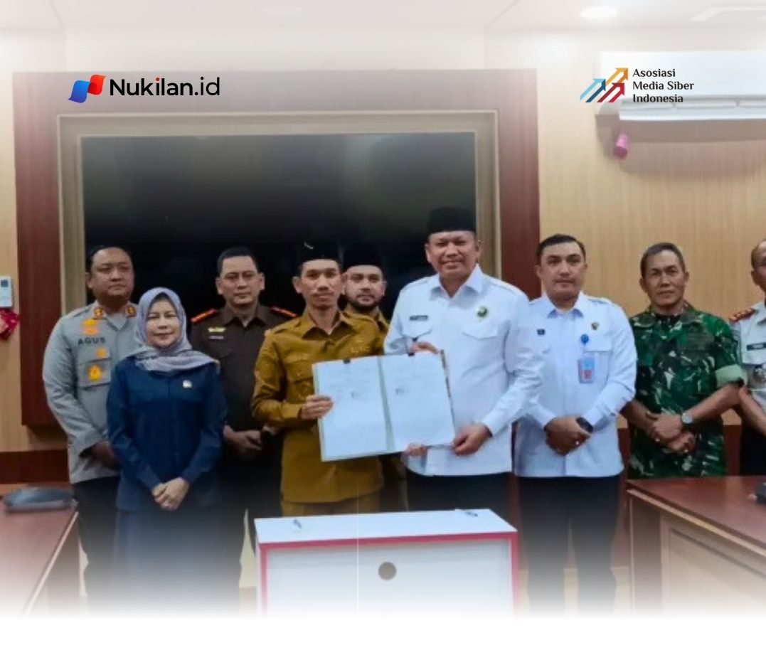 Kepala Badan Narkotika Nasional (BNN) Provinsi Aceh, Brigjen Pol Dedi Tabrani, S. IK., M. IK (kelima dari kanan) saat berfoto bersama dengan Bupati Aceh Barat Tarmizi, SP., MM (keempat dari kiri) usai penandatanganan penandatanganan nota kesepakatan antara BNN Provinsi Aceh dan Pemerintah Kabupaten Aceh Barat di Aula Teuku Umar Setdakab Aceh Barat, Senin, 3 Agustus 2026. (Foto : RRI Meulaboh/Tata Maulizar).