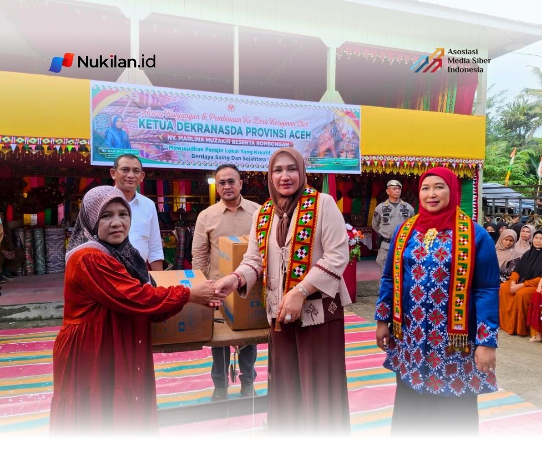 Ketua Dekranasda Aceh Marlina Muzakir, menyerahkan 1 unit mesin jahit dan 1 unit mesin obras, saat berkunjung ke Desa Kerajinan Desa Salur Latun, Kecamatan Teupah Barat, Selasa (4/8/2026). (Foto: For Nukilan)