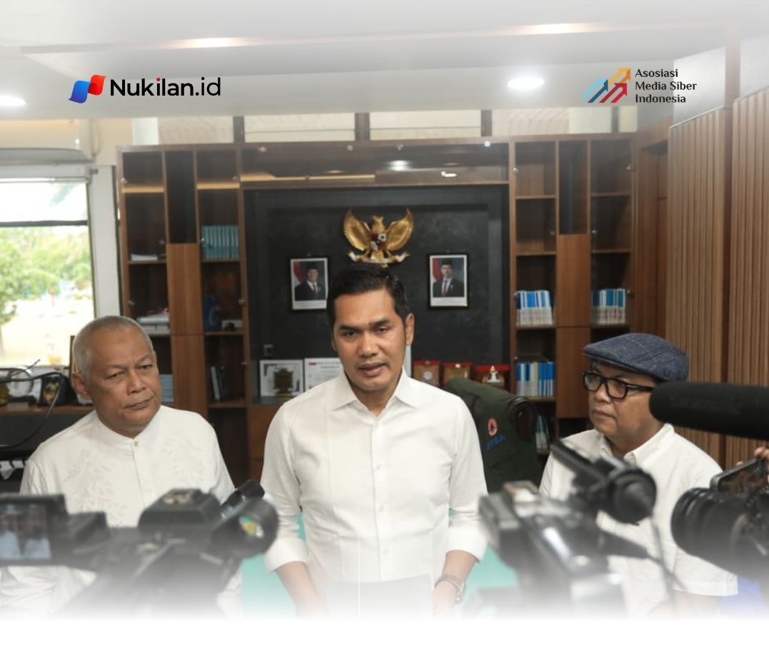Sekretaris Daerah (Sekda) Aceh, M. Nasir, menggelar konferensi pers di ruang kerjanya, Jumat (7/8/2026), didampingi Juru Bicara Pemerintah Aceh, T. Kamaruzzaman dan Nurlis Effendi. (Foto: For Nukilan)