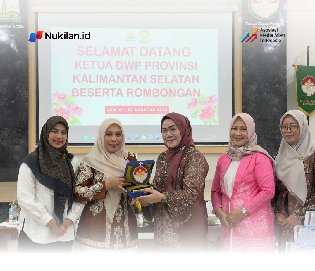 Ketua Dharma Wanita Persatuan (DWP) Aceh, Malahayati M. Nasir, menerima kunjungan kerja Ketua DWP Kalimantan Selatan, Hj. Masrupah Syarifuddin, beserta jajaran pengurus dan rombongan di Aula Kantor DWP Aceh, Jumat (7/8/2026). (Foto: Humas Aceh)