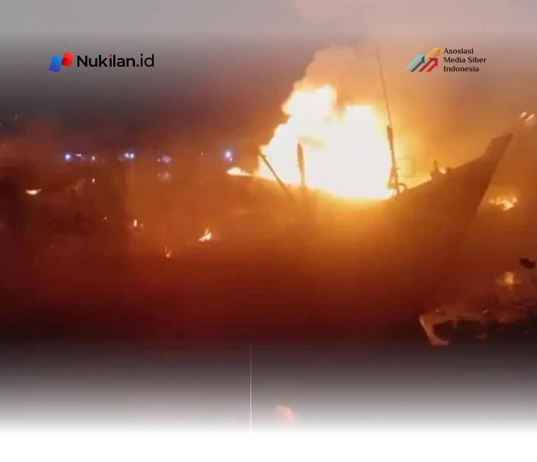 Kebakaran dua unit boat ikan di kawasan Gampong Lampulo, Kecamatan Kuta Alam, Kota Banda Aceh, Sabtu (8/8/2026) malam. (Foto: Dok BPBA)