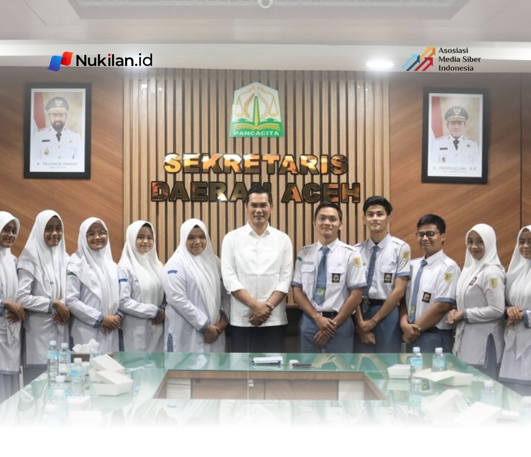 Sekretaris Daerah Aceh M Nasir Syamaun saat menerima sepuluh siswa tersebut di ruang rapat Setda Aceh, Banda Aceh, Selasa, 11 Agustus 2026. (Foto: For Nukilan)