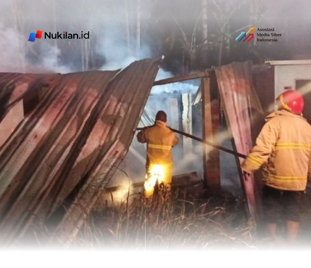 Kebakaran menghanguskan Balai Kelompok Tani Tembakau di Gampong Lam Tui, Kecamatan Kuta Cot Glie, Kabupaten Aceh Besar, pada Senin malam, 10 Agustus 2026. (Foto: For Nukilan)