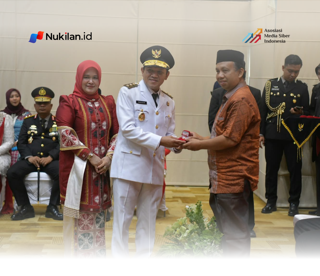 Dalam rangka Hari Ulang Tahun (HUT) ke-81 Kemerdekaan Republik Indonesia, Pemerintah Aceh memberikan penghargaan kepada keluarga pahlawan, perintis kemerdekaan, veteran, dan warakawuri melalui penyerahan cenderamata yang berlangsung di Anjong Mon Mata, Kompleks Meuligoe Gubernur Aceh, Senin (17/8/2026). (Foto: For Nukilan)