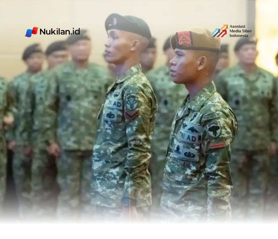 Panglima TNI Jenderal TNI Agus Subiyanto memberikan kenaikan pangkat luar biasa (KPLB) kepada dua prajurit yang menurunkan bendera Bulan Bintang setelah peringatan Hari Damai Aceh berakhir ricuh. (FOTO: Dokumen Puspen TNI)