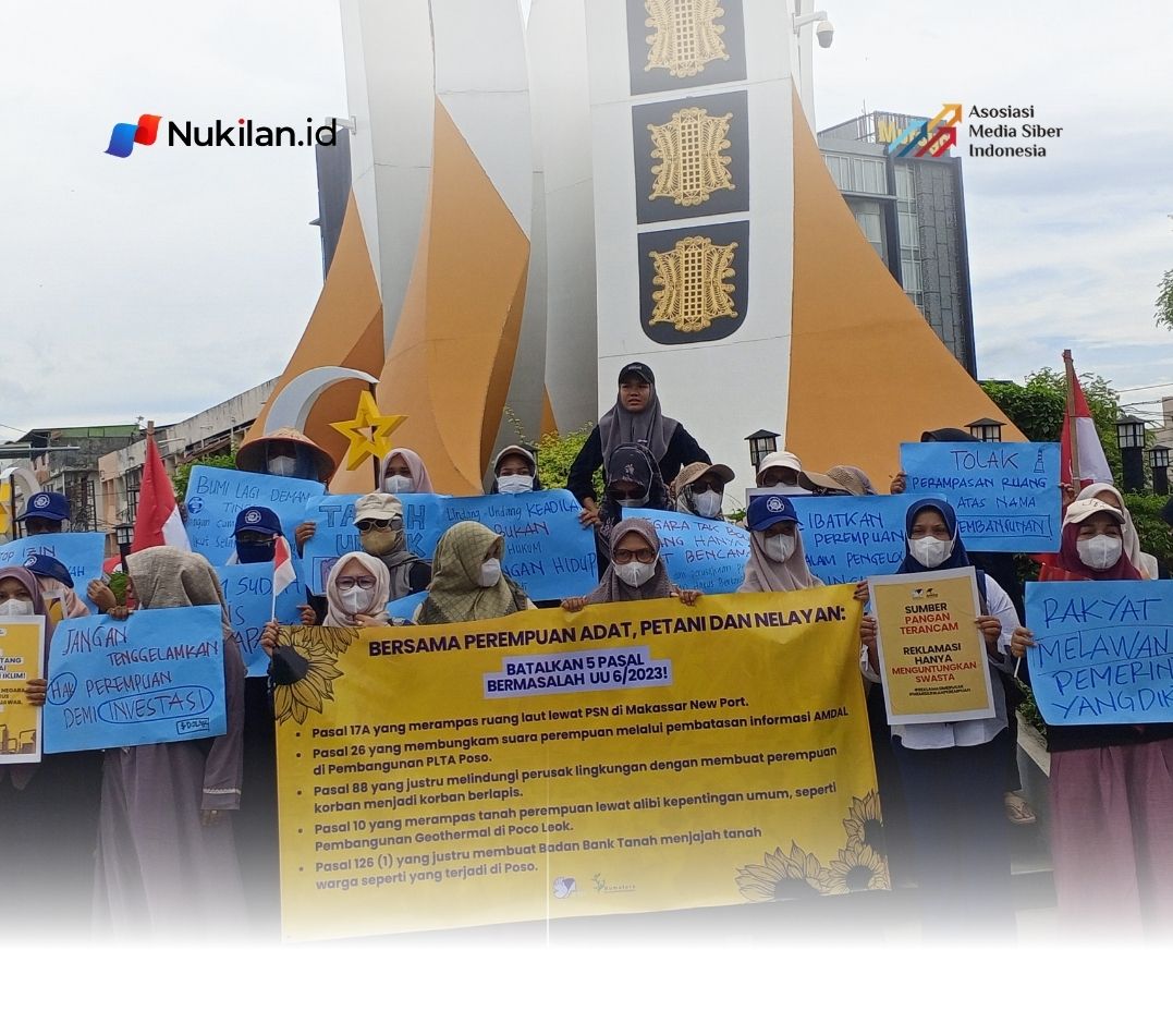 Solidaritas Perempuan Bungoeng Jeumpa Aceh bersama Sumatera Environmental Initiative (SEI) menggelar aksi damai di bundaran sp lima Banda Aceh, pada Kamis 13 Agustus 2025. (Foto: For Nukilan)