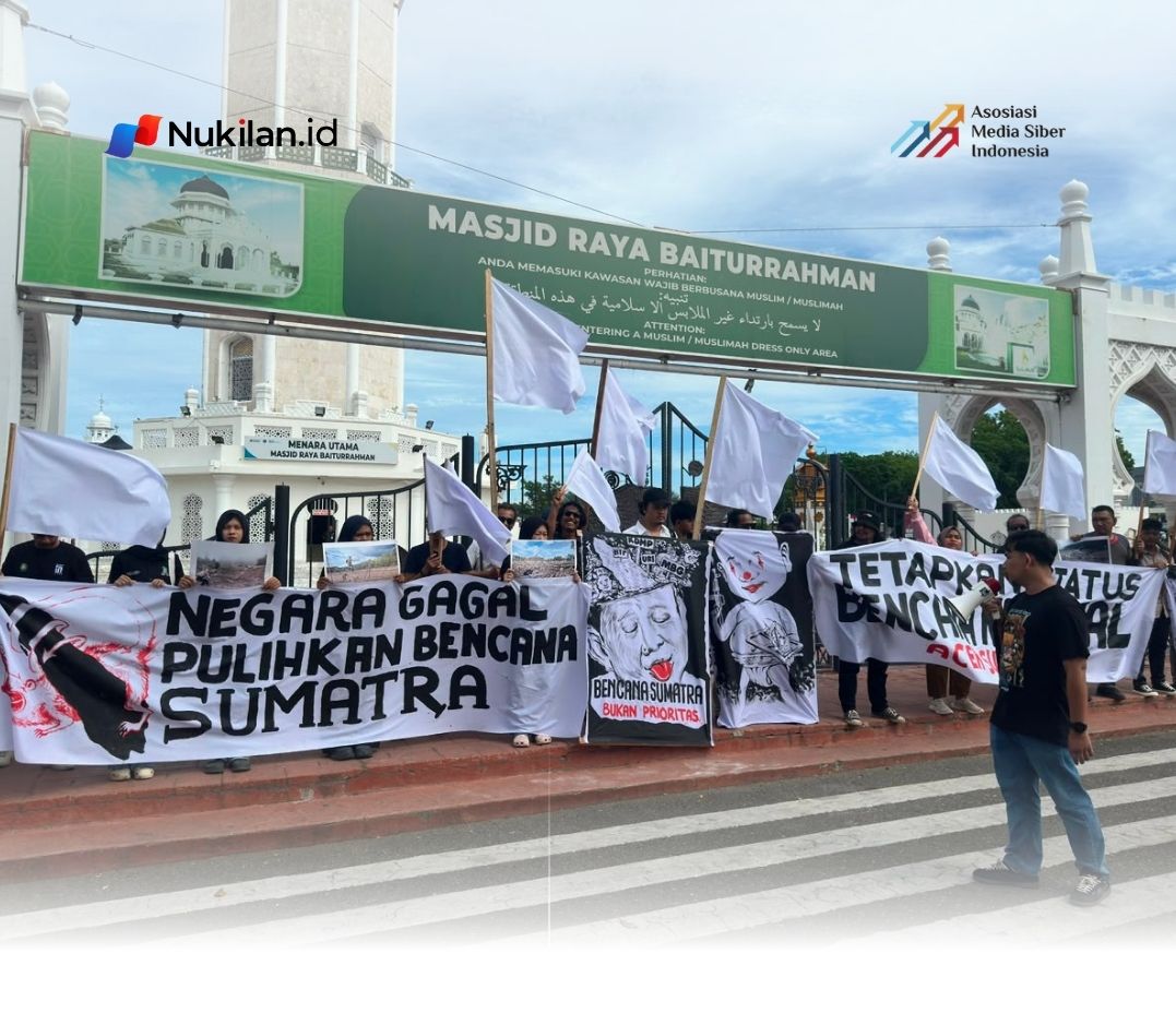 Peserta aksi membentangkan sejumlah spanduk dan bendera putih saat menggelar aksi di depan Masjid Raya Baiturrahman, Banda Aceh, pada Jum'at 14 Agustus 2026. (Foto: Nukilan/Rezi)