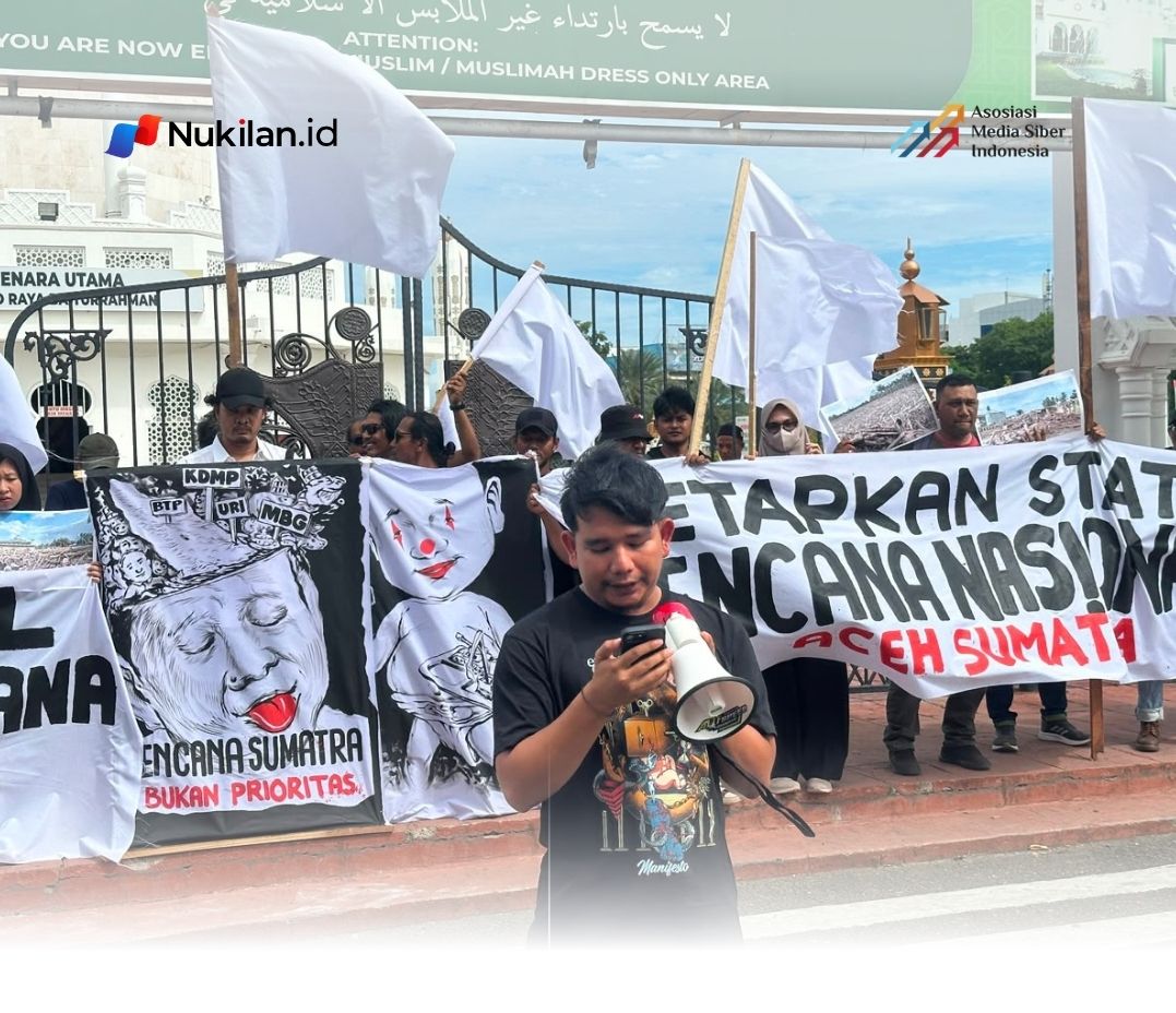 Koordinator aksi Koalisi Masyarakat Sipil Peduli Bencana, Rahmad Maulidin saat membacakan surat pernyataan dalam aksi pengibaran bendera putih di depan Masjid Raya Baiturrahman, Banda Aceh, pada Jum'at 14 Agustus 2026. (Foto: Nukilan/Rezi)
