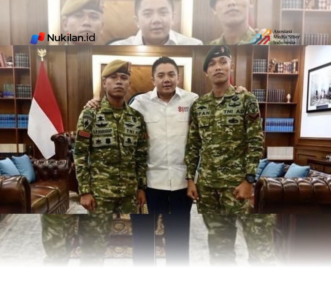 Sekretaris Kabinet Teddy Indra Wijaya memberikan apresiasi kepada dua prajurit TNI yang berani mengibarkan kembali bendera Merah Putih di halaman Masjid Raya Baiturrahman, Banda Aceh. (Foto: For Nukilan)
