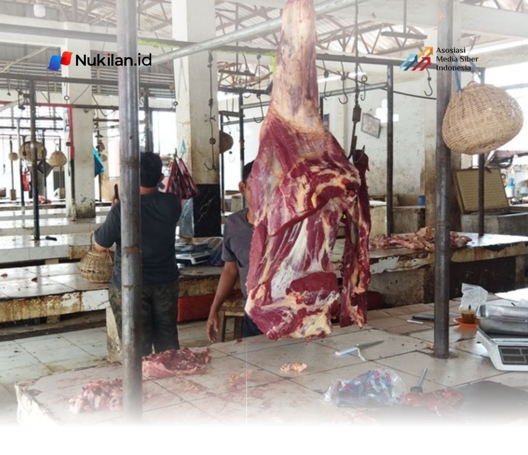 Aktivitas jual-beli daging sapi di Pasar Al Mahirah, Lamdingin, Banda Aceh. (Foto: Nukilan/Sammy)