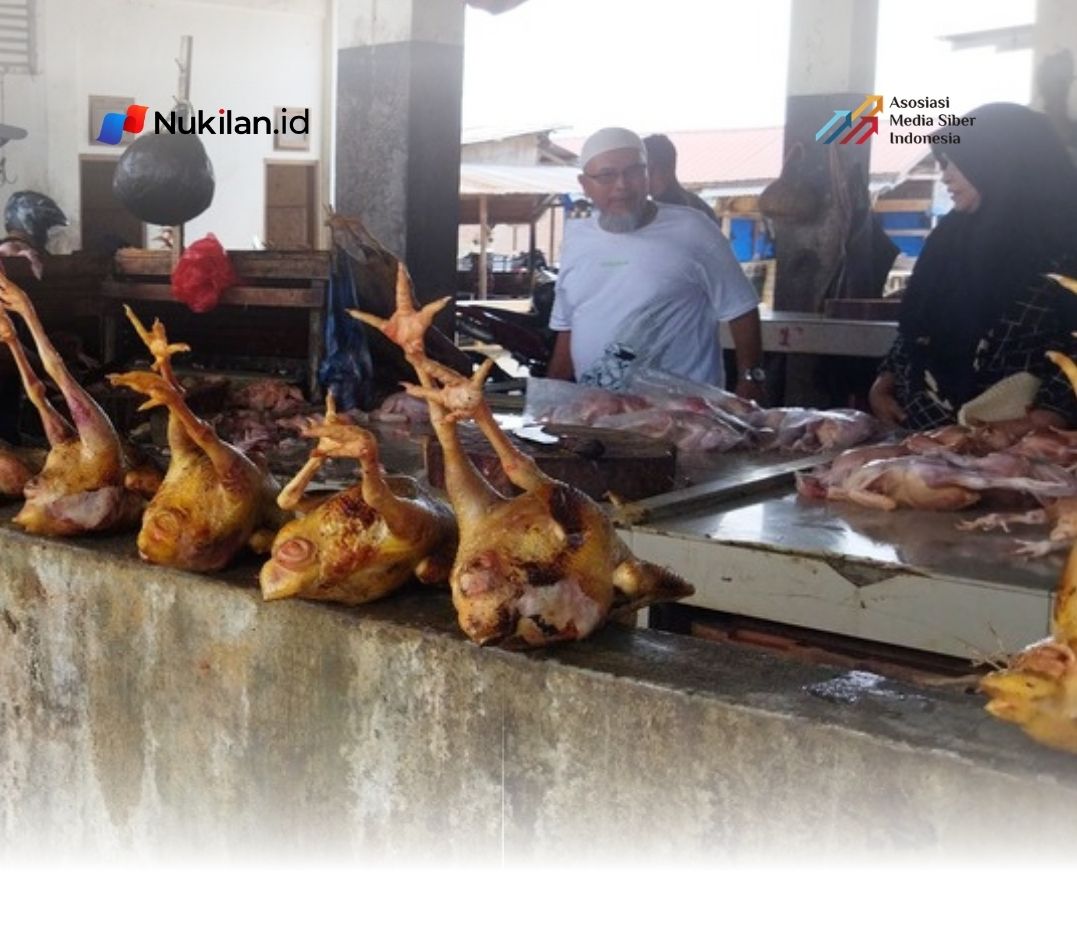 Penjual ayam di Pasar Al Mahirah Lamdingin, Banda Aceh. (Foto: Nukilan/Sammy)