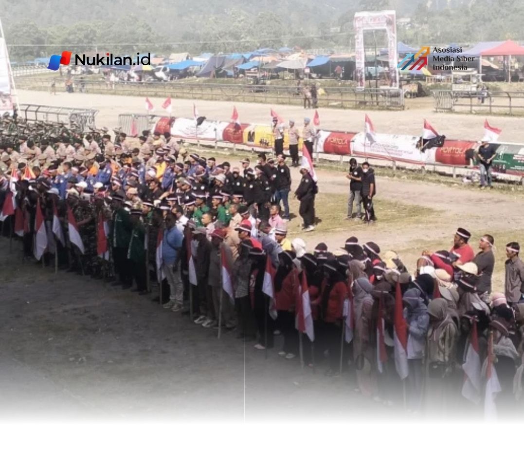 Peserta Apel Kebangsaan dan Deklarasi Damai membawa bendera dan ikat kepala berwarna merah putih, Minggu 30 Agustus 2026.(Foto: RRI/Fitra J)