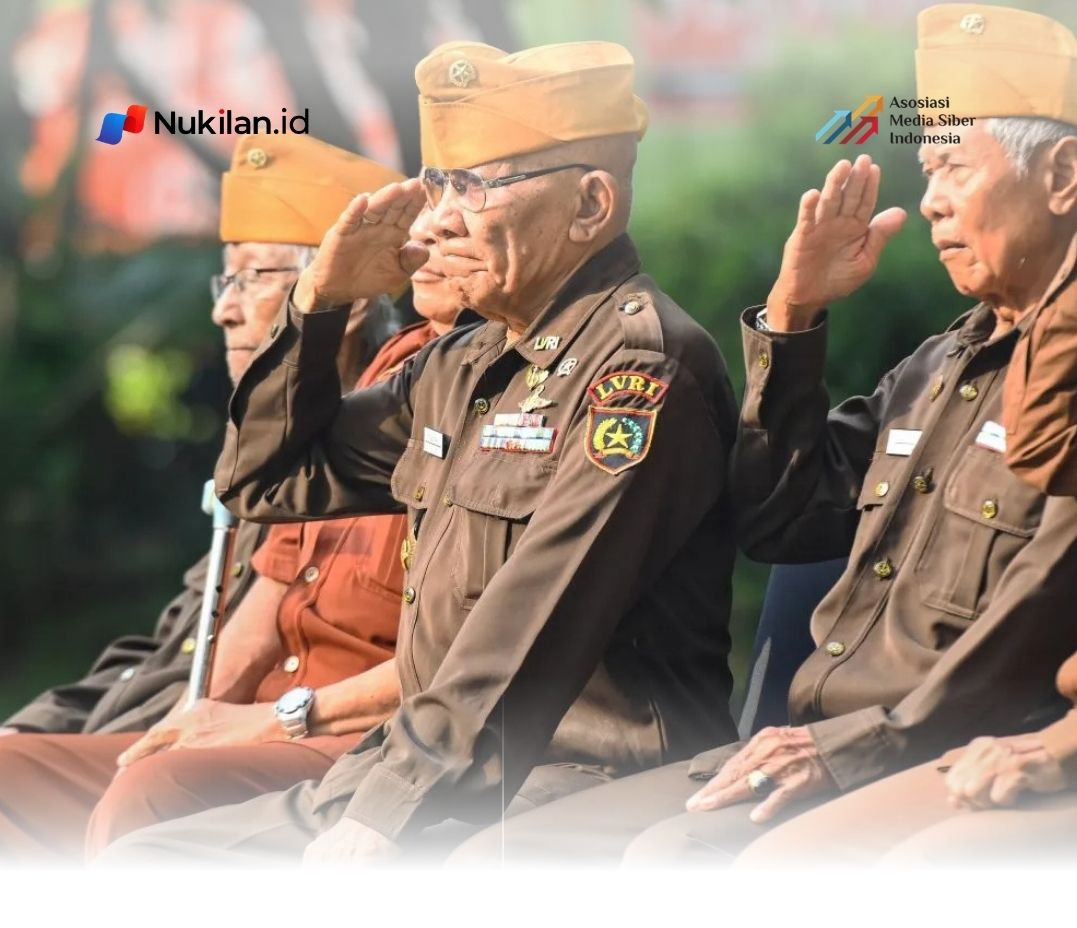 Sejumlah veteran memberi hormat saat mengikuti Apel dan Ziarah Hari Pahlawan di Taman Makam Pahlawan Taruna Daan Mogot, Kota Tangerang, Banten, Minggu (10/11/2024 ANTARA FOTO/Sulthony Hasanuddin/tom. (ANTARA FOTO/SULTHONY HASANUDDIN)