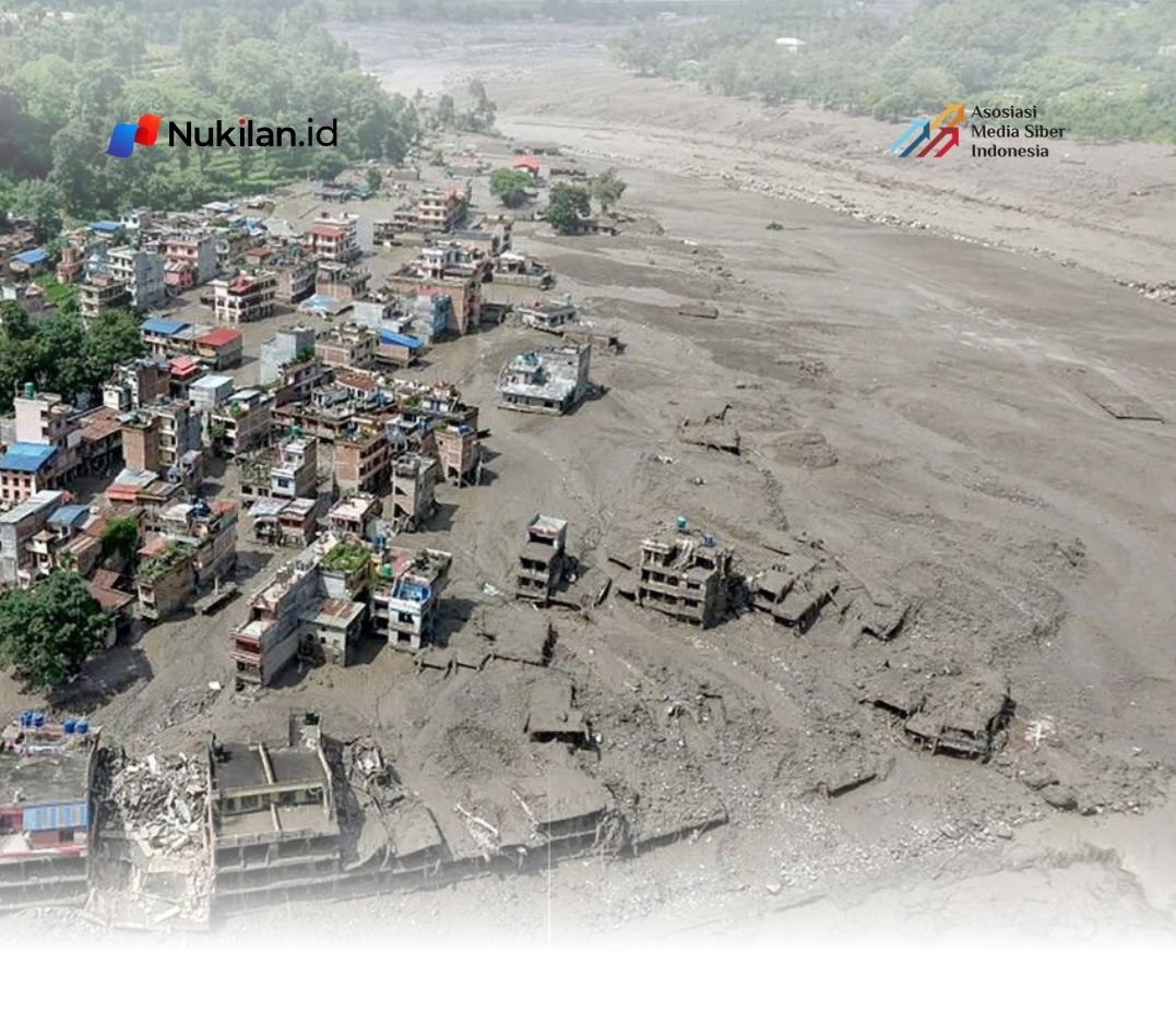 Rumah-rumah terendam sebagian dalam air berlumpur di sepanjang tepi sungai setelah banjir bandang melanda Trishuli Bazar di Kabupaten Nuwakot, Nepal, pada 26 Agustus 2026. Banjir besar melanda Kabupaten Rasuwa di bagian utara Nepal pada 26 Agustus, merusak jalan dan infrastruktur listrik sementara pihak berwenang bergegas menilai skala kerusakan. (FOTO: AFP/PRABIN RANABHAT)