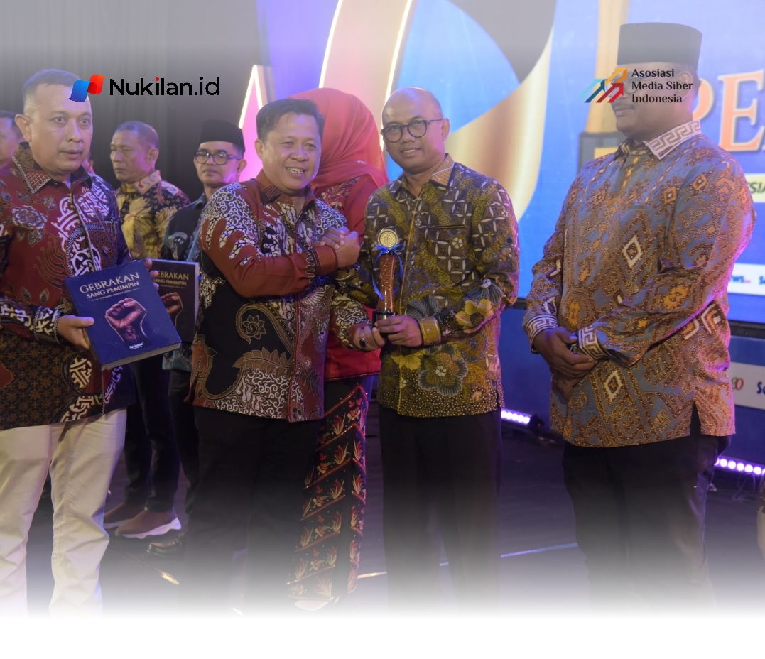 Kepala Kejaksaan Tinggi (Kajati) Aceh, Teuku Rahmatsyah SH MH MKn, mengapresiasi penghargaan Serambi Award 2026 yang diberikan kepada Kejaksaan Tinggi (Kejati) Aceh. (Foto: For Nukilan)