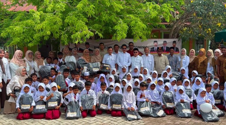 Dalam rangka memeriahkan HUT ke-81 Kemerdekaan Republik Indonesia, DPD Partai Gerindra Aceh kembali melaksanakan aksi sosial dengan menyerahkan bantuan perlengkapan sekolah kepada siswa-siswi salah satu sekolah dasar (SD) di kawasan Alue Naga, Banda Aceh, Selasa (18/8/2026). (FOTO: GERINDRA ACEH)