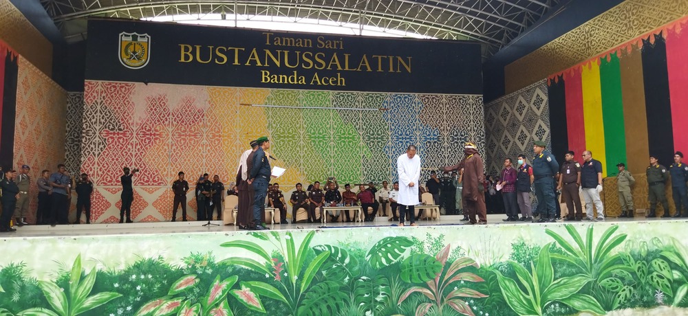 Mantan ajudan Ketua DPRA, YS alias Palee dieksekusi cambuk di Taman Bustanussalatin, Banda Aceh, Kamis (20/8/2026). (Foto: Nukilan/Sammy)