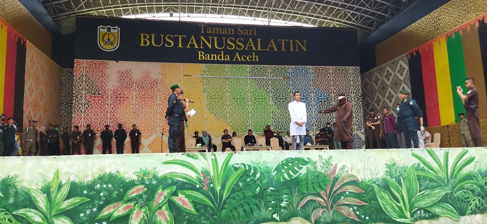 Pelaksanaan hukuman cambuk di Taman Bustanussalatin, Banda Aceh, Kamis (20/8/2026). (Foto: Nukilan/Sammy)
