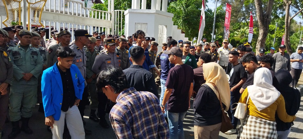 Aksi demonstrasi di depan kantor Gubernur Aceh, Kamis (13/8/2026). (Foto: Nukilan/Sammy)