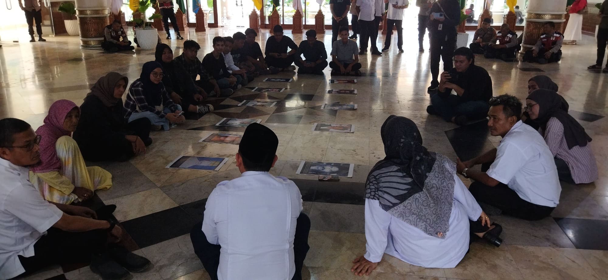 Aksi demonstrasi di Lantai I Kantor Gubernur Aceh, Rabu (12/8/2026). (Foto: Nukilan/Sammy)