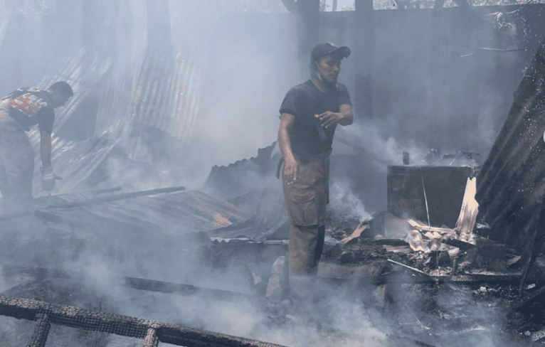 Kebakaran yang menghanguskan satu unit pondok konstruksi kayu yang digunakan sebagai tempat tinggal karyawan Taman Rusa di Gampong Lam Tanjong, Kecamatan Suka Makmur, Kabupaten Aceh Besar. (Foto: Dok Damkar Aceh Besar)