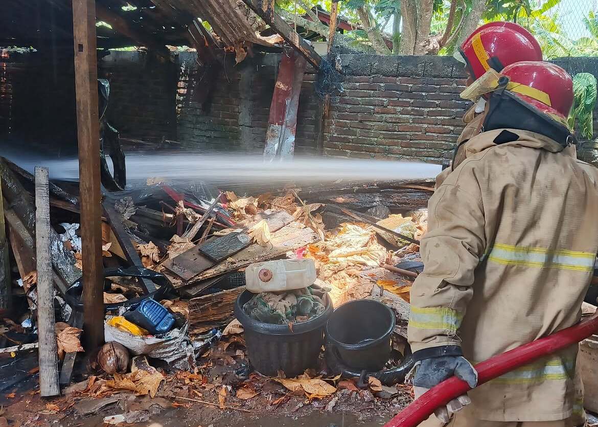 Kebakaran bangunan Kantor Dewan Guru di Dayah Darul Halim, Gampong Lam Raya, Kecamatan Kuta Baro, Kabupaten Aceh Besar, Minggu (2/8/2026). (Foto: Damkar Aceh Besar)