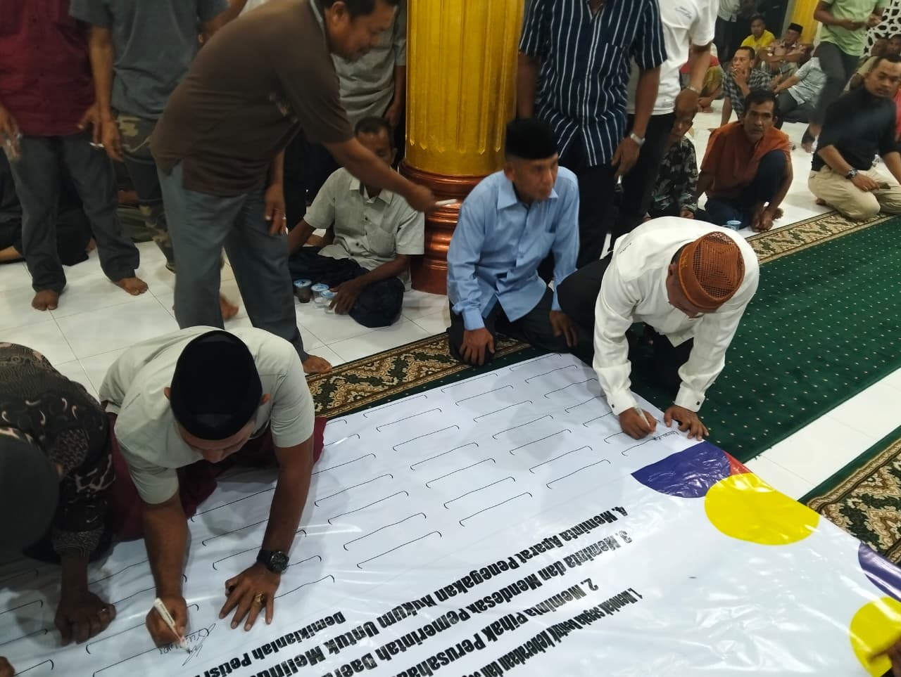 Warga menandatangani petisi penolakan rencana pertambangan di Samadua, Aceh Selatan. (Foto: Dok Koalisi)