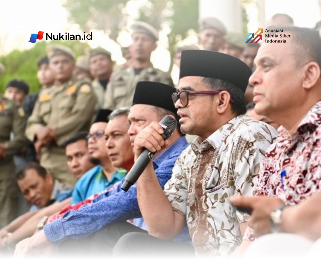 Plt. Sekda Aceh, Taufik, ST, M.Si, didampingi para Kepala SKPA/Biro, saat menerima orasi Badan Eksekutif Mahasiswa (BEM) Universitas Syiah Kuala (USK) terkait penanganan pemulihan pascabencana Aceh, di Halaman Kantor Gubernur Aceh, Banda Aceh, Kamis (10/9/2026). (Foto: For Nukilan)