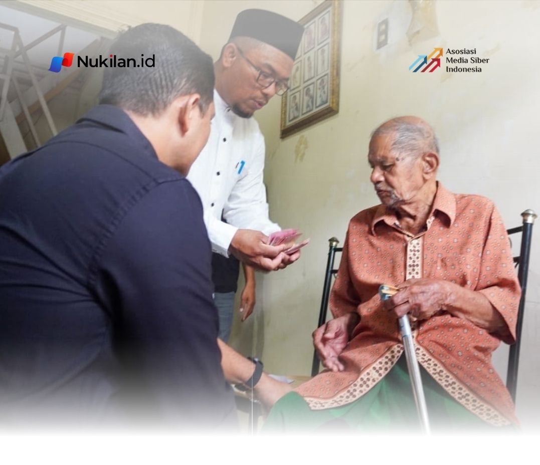 Wakil Wali Kota Banda Aceh, Afdhal Khalilullah atau yang akrab disapa Bang Afdhal, turun langsung mengantarkan santunan kepada warga fakir uzur di Gampong Lamdingin, Jumat (11/9/2026). (Foto: For Nukilan)