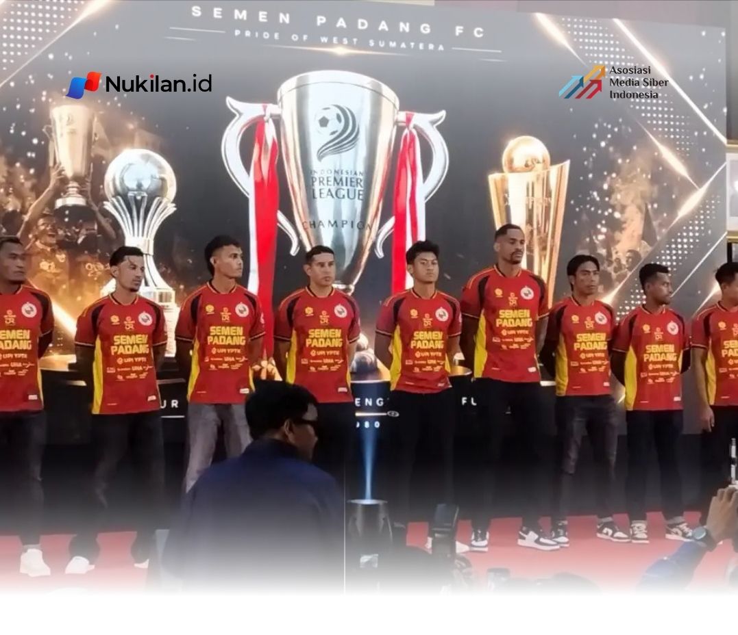 Prosesi peluncuran tim dan jersey Semen Padang untuk Championship 2026/27. (FOTO: IDN Times/Sandy Firdaus)
