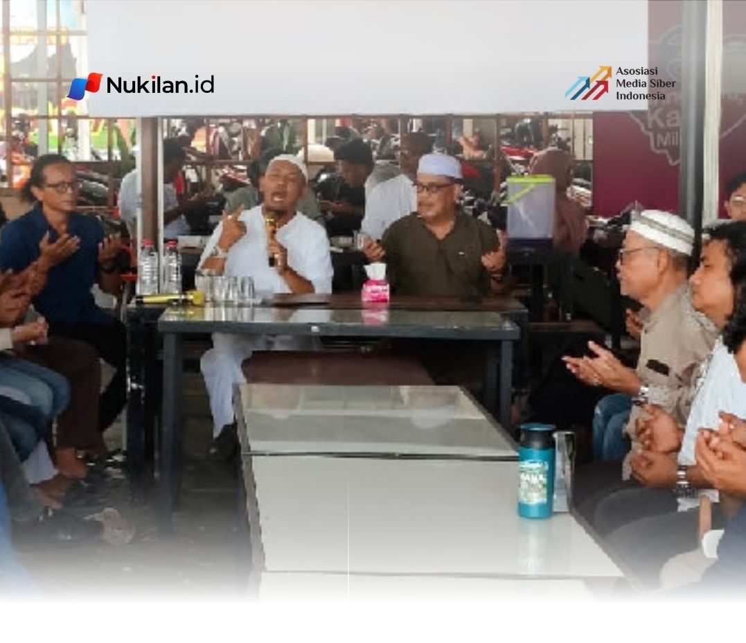 Puluhan wartawan Aceh menggelar doa bersama untuk lima jurnalis dan tiga kru kapal yang masih dalam pencarian setelah hilang kontak saat meliput aktivitas vulkanik Gunung Anak Krakatau di perairan Selat Sunda. (Foto: For Nukilan)