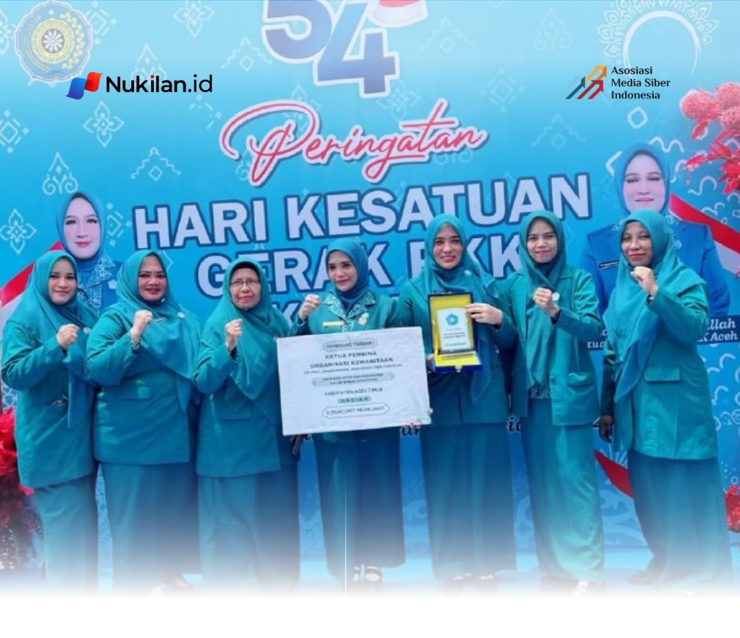 Ketua Tim Penggerak PKK Kabupaten Aceh Timur, Ny. Dr. Lismawani Iskandar Al-Farlaky, S.Pd., M.Ag., meraih penghargaan sebagai Pembina Organisasi Kewanitaan Terbaik I se-Aceh dalam puncak peringatan Hari Kesatuan Gerak Pemberdayaan Perempuan dan Keluarga Sejahtera (HKG-PKK) ke-54 di Aula Anjong Mon Mata, Banda Aceh, Jumat (11/9/2026). (Foto: Humas Aceh Timur)