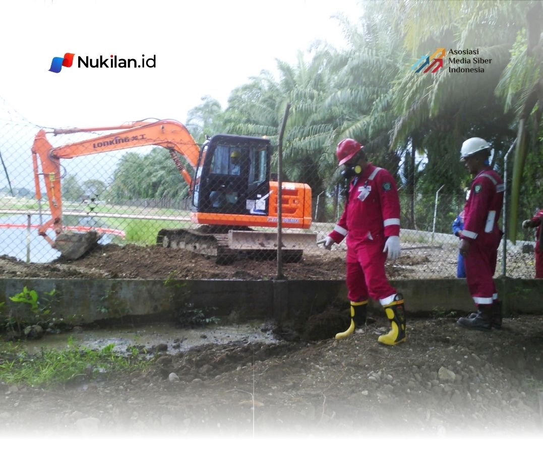 Tim PGE sedang melakukan upaya penanganan tumpuhan liquid di Cluster 2. (Foto: For Nukilan)