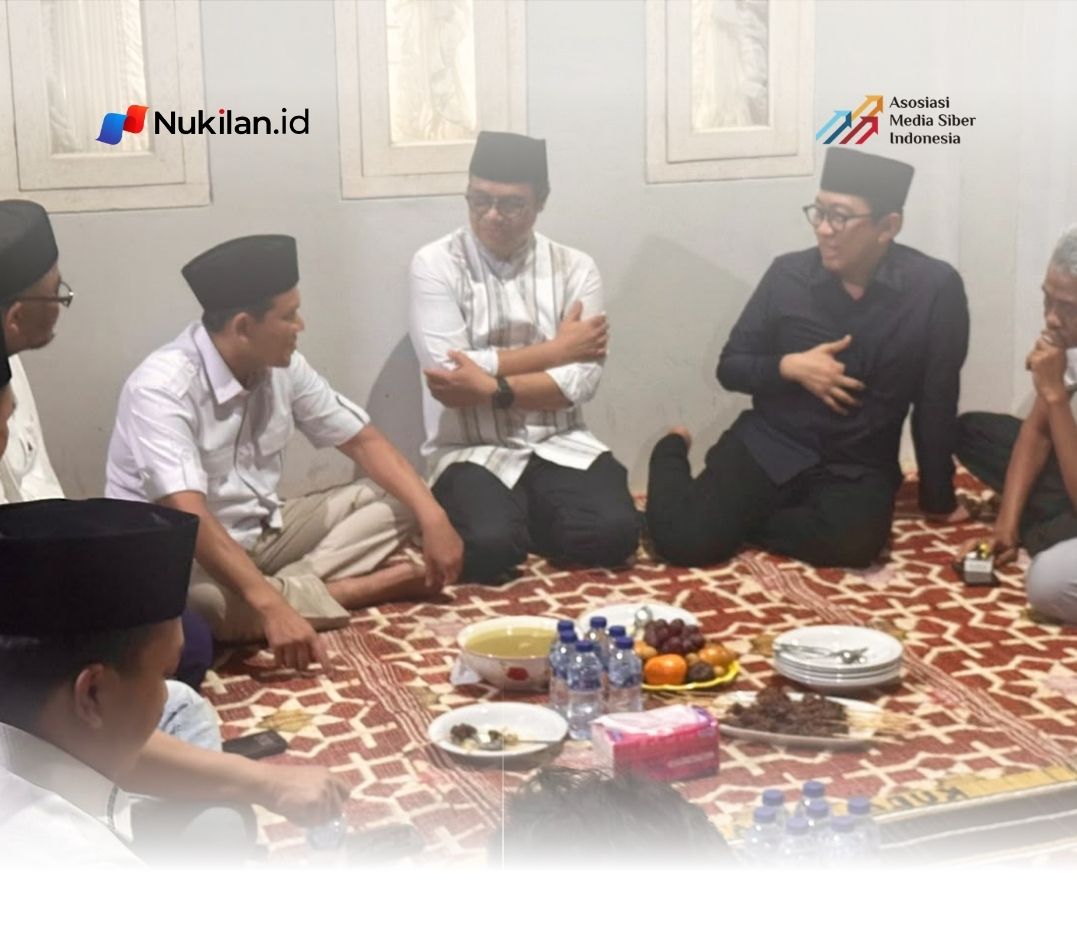 Wakil Gubernur Aceh, Fadlullah, S.E., (Dek Fadh) bertakziah ke rumah duka almarhum Sjamsul Kahar, ayahanda Wakil Menteri Komunikasi dan Digital (Wamenkomdigi) Nezar Patria, di Ketapang, Jumat (25/9/2026). (Foto: For Nukilan)