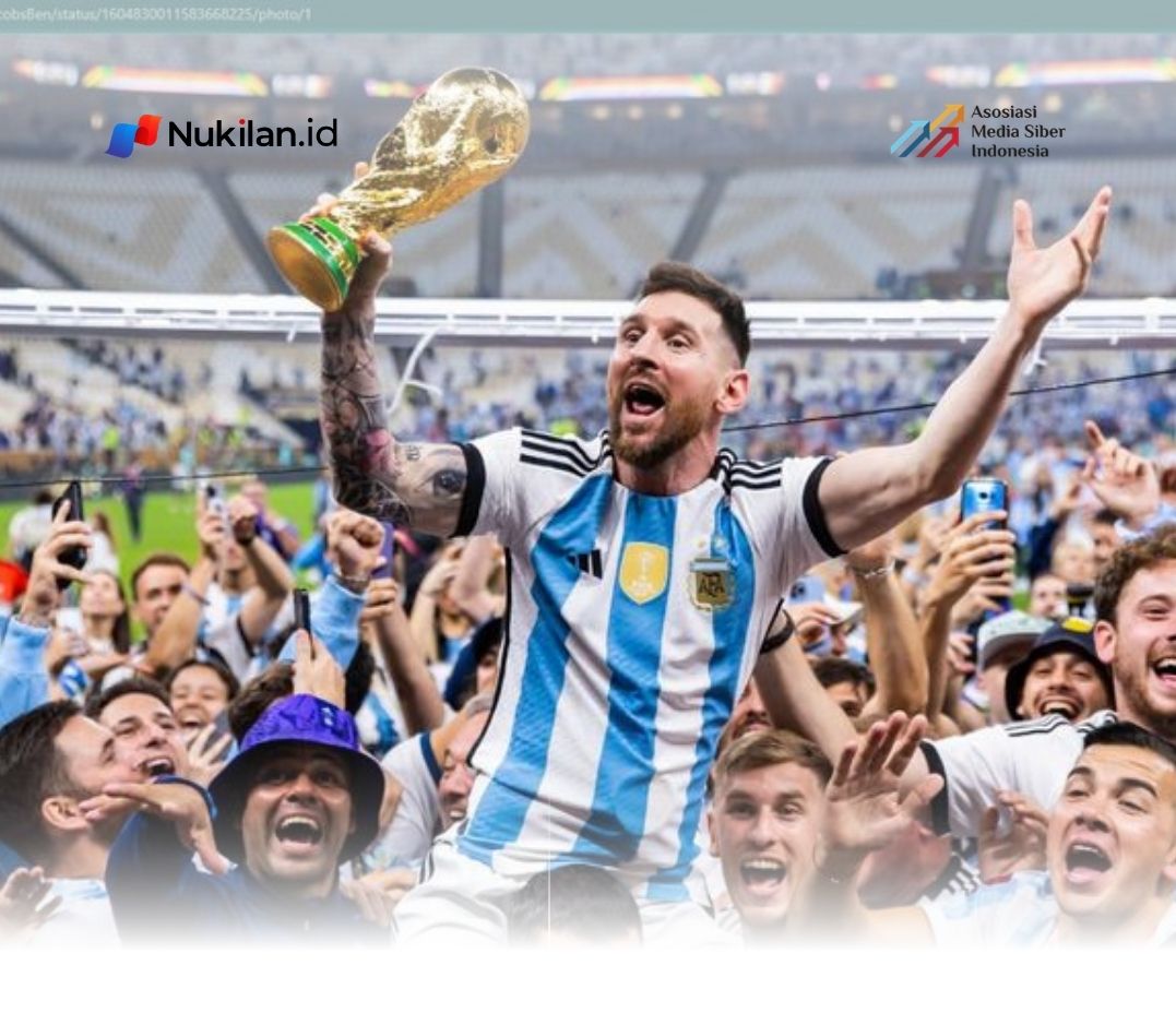 Lionel Messi, yang membawa trofi Piala Dunia, tampak dibopong dan dielu-elukan pasca-pertandingan final Piala Dunia 2022. (Foto: Net)
