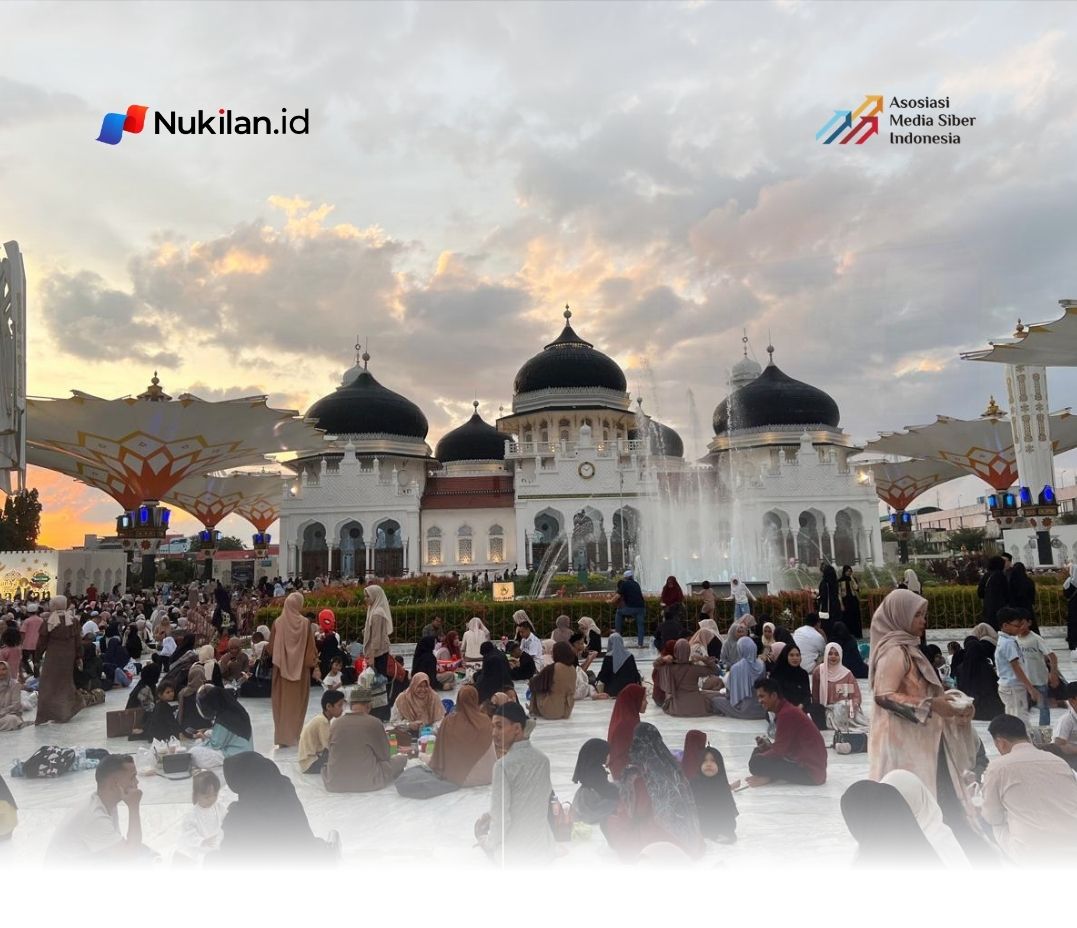 Suasana warga saat menunggu berbuka puasa di pelataran Masjid Raya Baiturrahman, Banda Aceh. (Foto: Nukilan/Rezi)