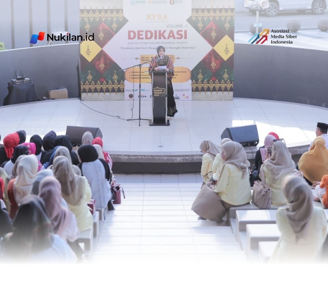 Wali Kota Banda Aceh Illiza Sa’aduddin Djamal meresmikan Dialog Etnik Dalam Dinamika atau Dedikasi Volume I yang digelar Komunitas Peduli Etnik Aceh (KPEA) di Panggung Ampi Theater, Gedung Museum Tsunami Aceh, Minggu, 30 Agustus 2026. (Foto: Humas BNA)