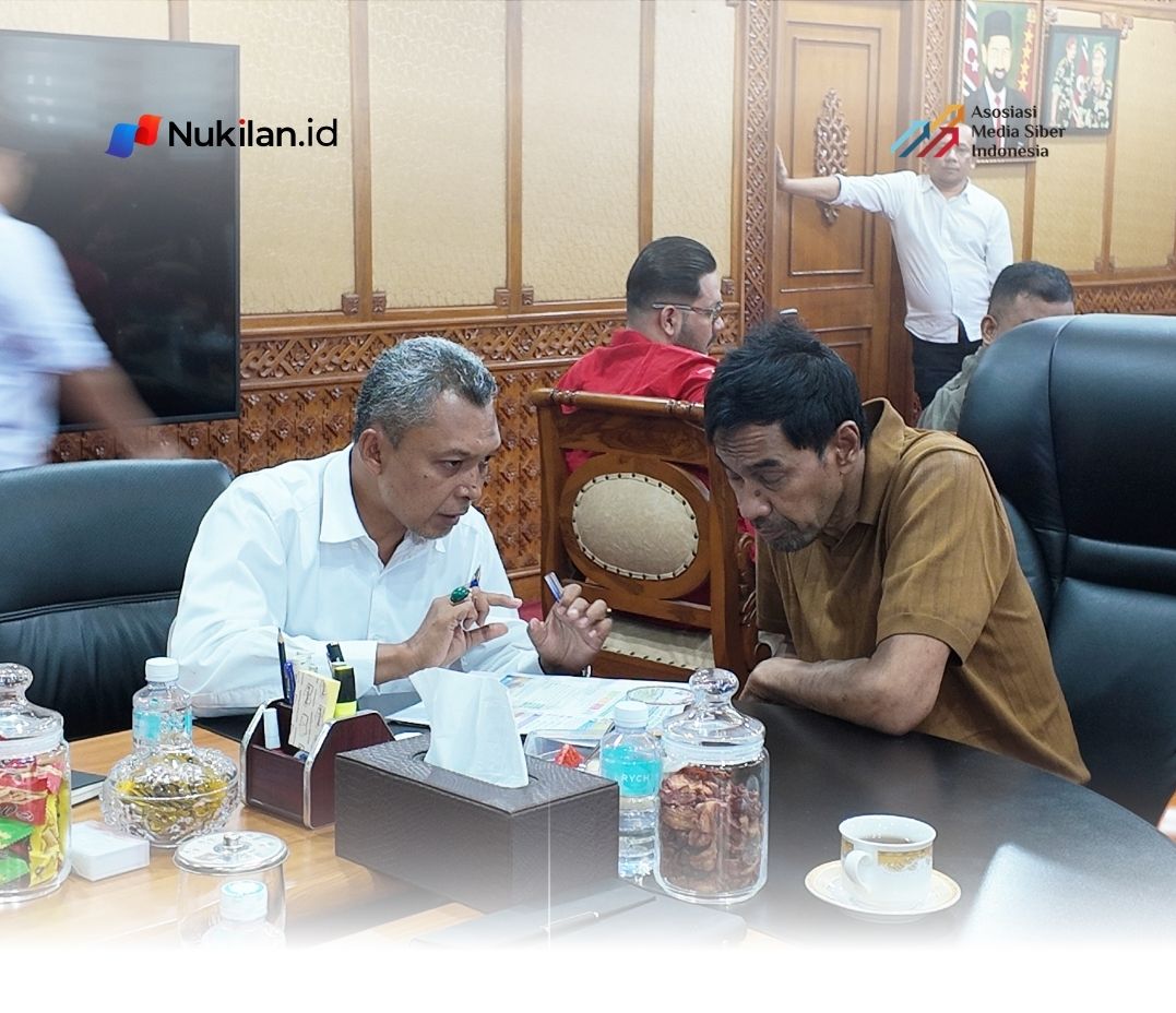 - Gubernur Aceh, Muzakir Manaf (Mualem), mengarahkan Pelaksana Tugas Kepala Dinas Pertanian dan Perkebunan (Distanbun) Aceh Dr Azanuddin Kurnia untuk memacu pekerjaan penanganan masalah petani yang terdampak bencana hidrometeorology. (Foto: For Nukilan)