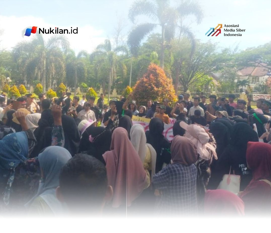 Ratusan warga dari Kecamatan Beutong Ateuh Banggalang bersama gabungan mahasiswa Nagan Raya menggelar unjuk rasa di depan Kantor Bupati Nagan Raya, Senin (22/6/2026). (Foto: Dok warga)