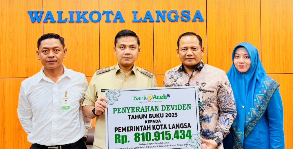 Bank Aceh Syariah kembali memberikan kontribusi kepada Pemerintah Kota Langsa melalui penyerahan dividen Tahun Buku 2025 sebesar Rp810.915.434. Dividen tersebut diserahkan Pemimpin Bank Aceh Syariah Cabang Langsa, TM Andika Putra, kepada Wali Kota Langsa, Jeffry Sentana S. Putra, S.E., di ruang kerja Wali Kota Langsa, Senin (27/7/2026). (Foto: For Nukilan)