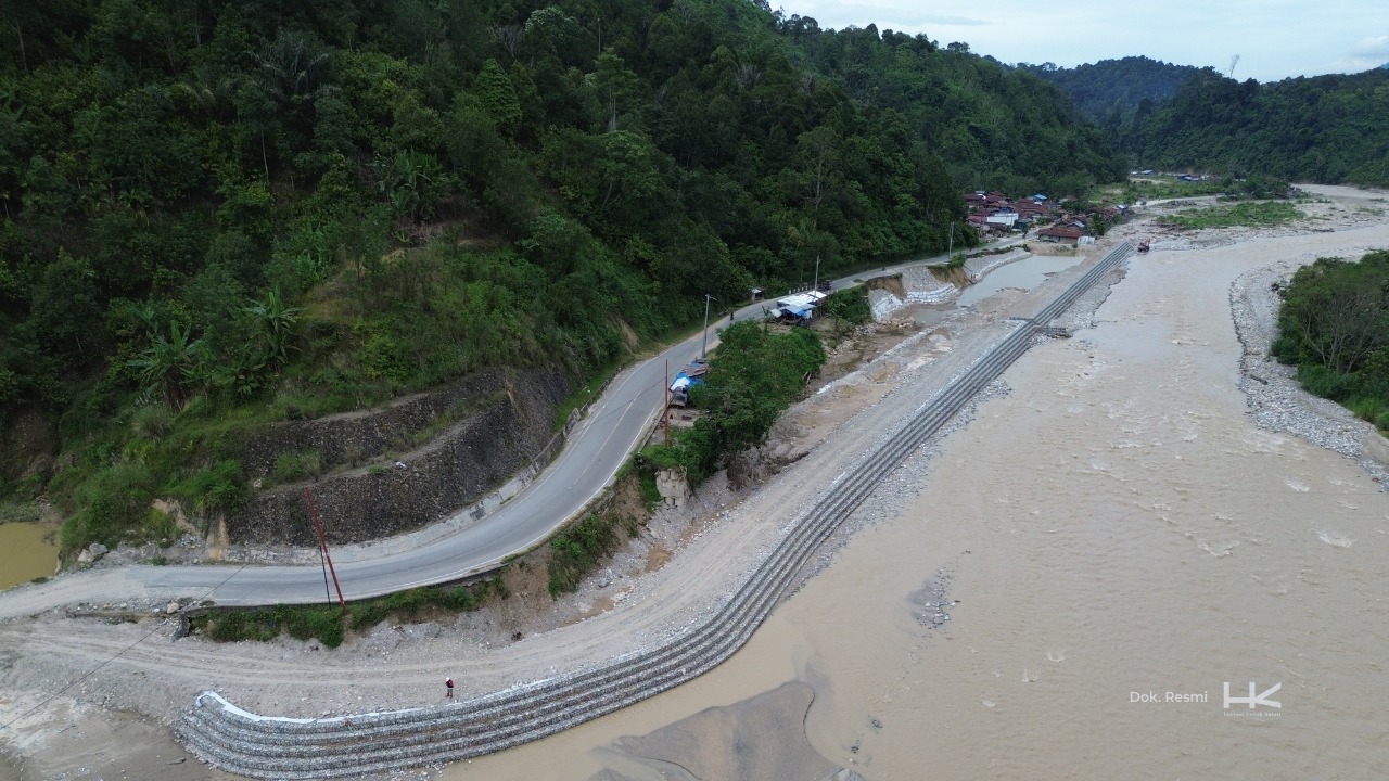 Pengerjaan bronjong penahan tebing sungai dan normalisasi aliran air oleh PT Hutama Karya (Persero) di Aceh. (Foto: Dok. Hutama Karya)