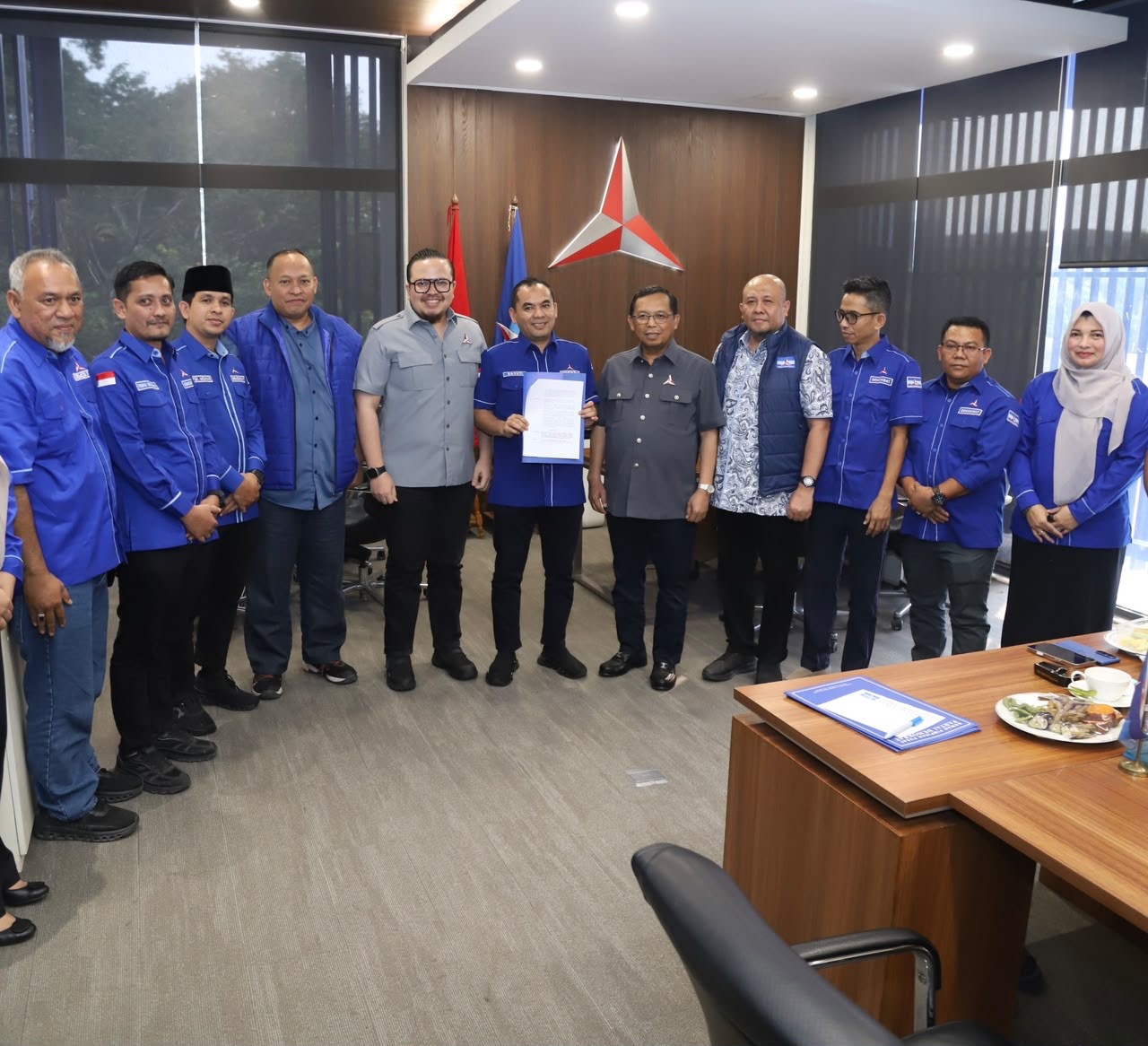 Sekretaris Jenderal DPP Partai Demokrat Herman Khaeron menyerahkan SK kepada Sayuti Abubakar di Kantor DPP Partai Demokrat, Jakarta Pusat, Jumat (18/9/2026). Foto: For Nukilan