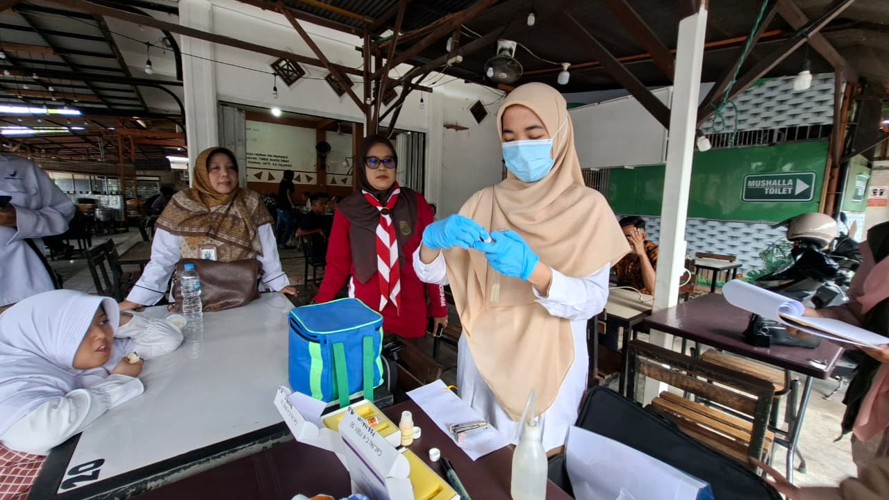 Petugas BBPOM Aceh bersama Dinas Kesehatan Kota Lhokseumawe melakukan pemeriksaan terhadap sejumlah warung kopi di Kota Lhokseumawe, Jumat (4/9/2026). (Foto: Dok BBPOM Banda Aceh)