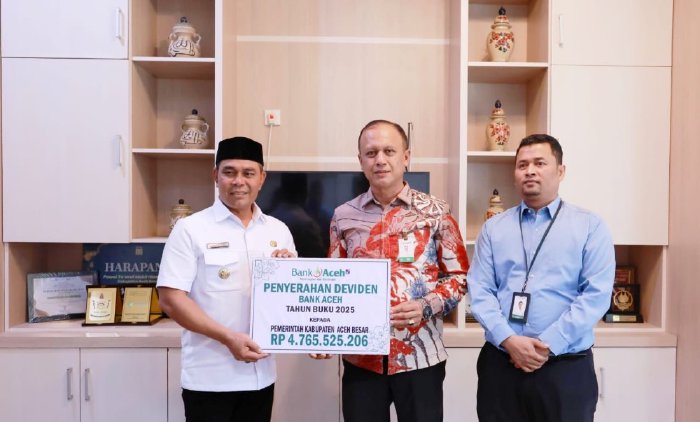 Bank Aceh Syariah Serahkan Dividen Rp4,76 Miliar kepada Pemkab Aceh Besar. (Foto: For Nukilan)