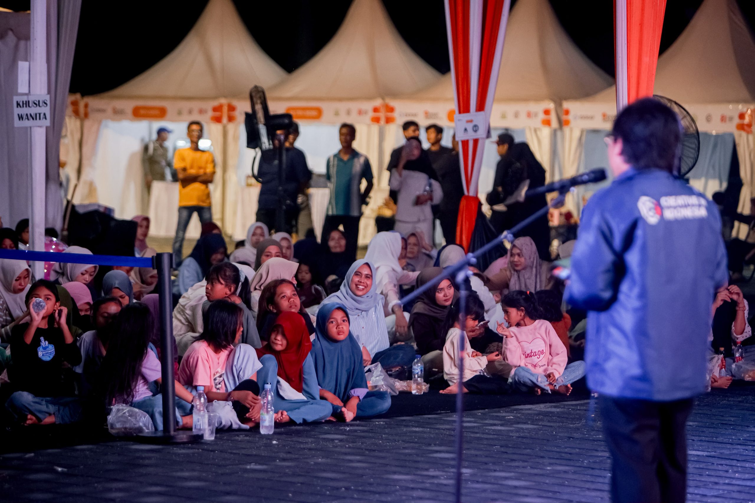 Antusias warga dan anak-anak di Aceh Tamiang nonton bareng di acara Sinema Rakyat. (Foto: For Nukilan)