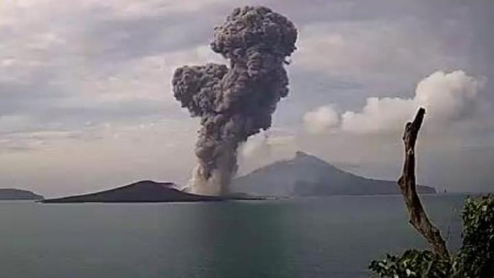 Erupsi Gunung Anak Krakatau. (Foto: Dok Polda Banten)