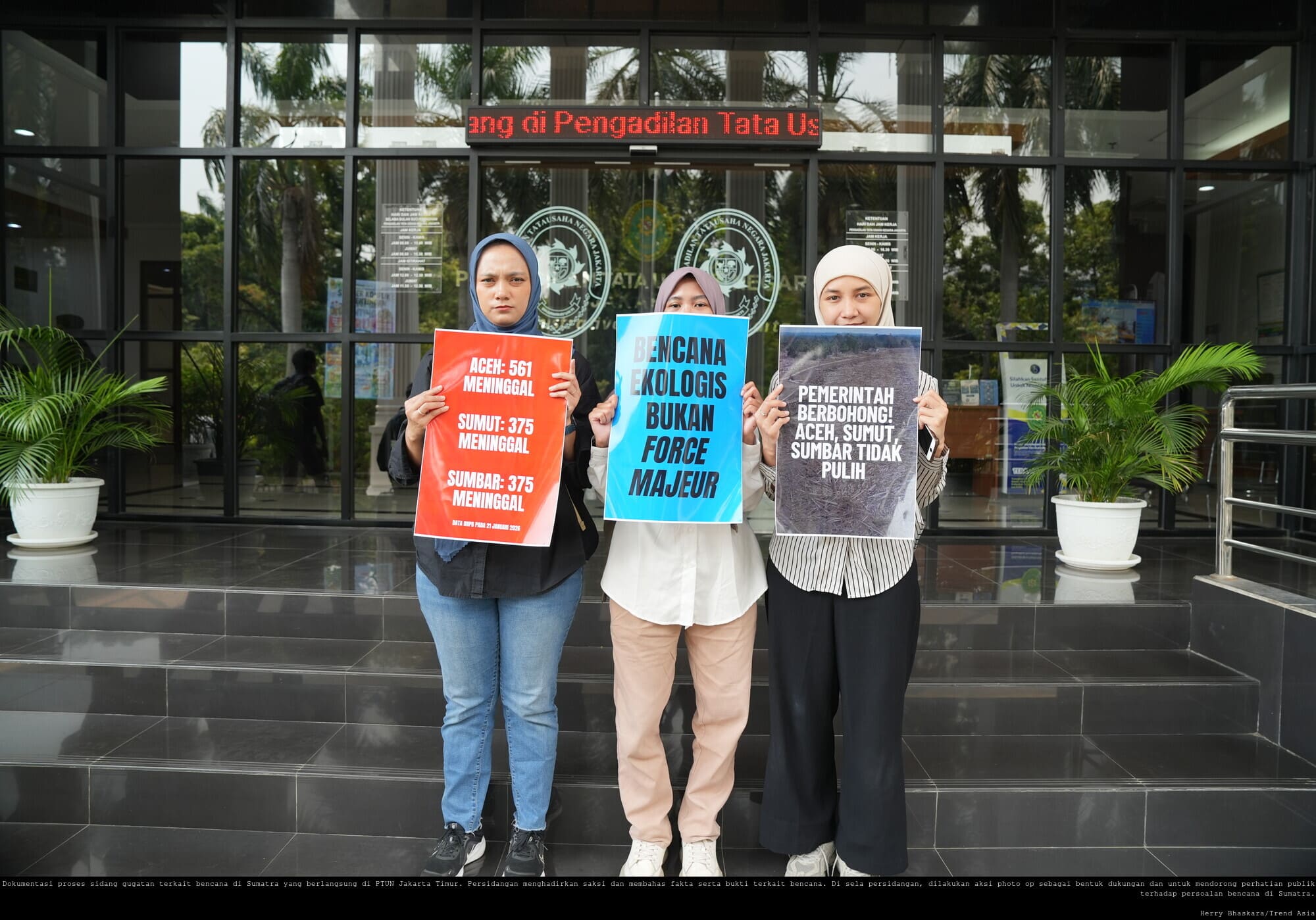 Warga dan tim advokasi berpose di depan Pengadilan Tata Usaha Negara (PTUN) Jakarta, Rabu (16/9/2026), usai mengikuti persidangan Gugatan Warga Negara (Citizen Lawsuit/CLS) perkara Nomor 167/G/LH/2026 terkait penanganan bencana di Sumatera. (Foto: Dok Trend Asia)