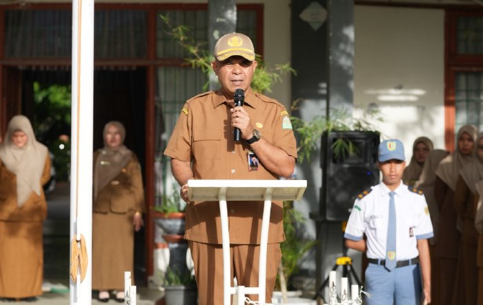 Kepala Dinas Pendidikan Aceh, Murthalamuddin, S.Pd., MSP, menjadi Pembina Upacara Bendera yang dirangkaikan dengan penutupan Masa Pengenalan Lingkungan Sekolah (MPLS) Tahun Ajaran 2026/2027 di SMA Negeri 2 Banda Aceh, Senin (27/7/2026). (Foto: For Nukilan)